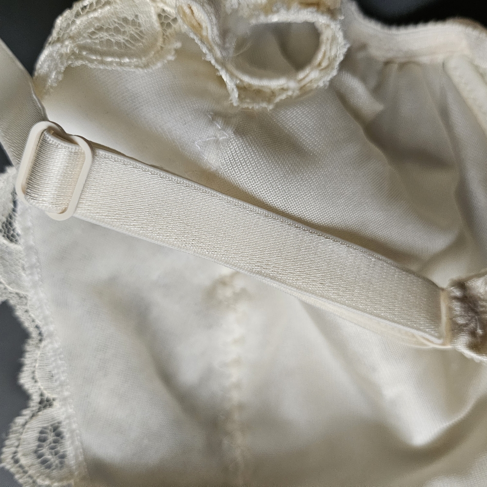 VS Gold Label Vintage Cream Lace Underwire Bra! Like NEW!! - Picture 15 of 16